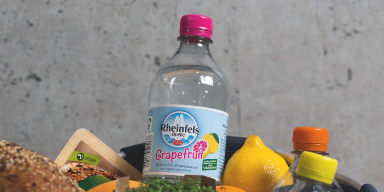 Rheinfels Quelle Grapefruit in einem Einkaufskorb mit Lebensmitteln