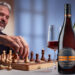 Mann beim Schachspielen mit zwei Flaschen "Burgunderstunde"