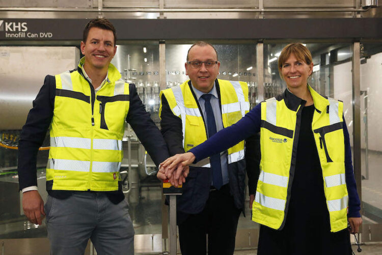 Die geschäftsführenden Gesellschafter Hannes Tack (links) und Frauke Helf eröffnen die neue Anlage zusammen mit Verbandsgemeindebürgermeister Johannes Bell.