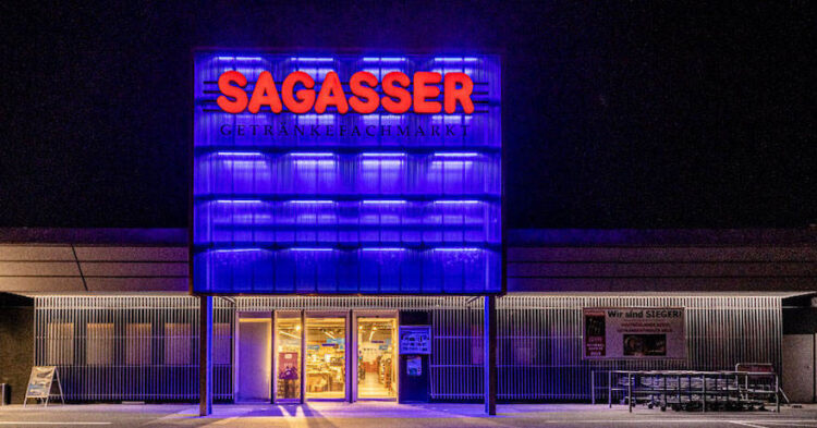 Sagasser-Getränkemarkt im Dunkeln