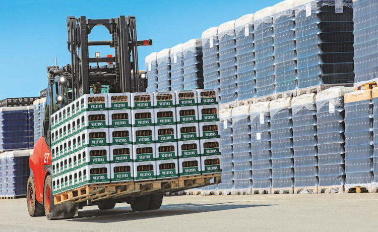 Gabelstapler mit Veltins-Kisten