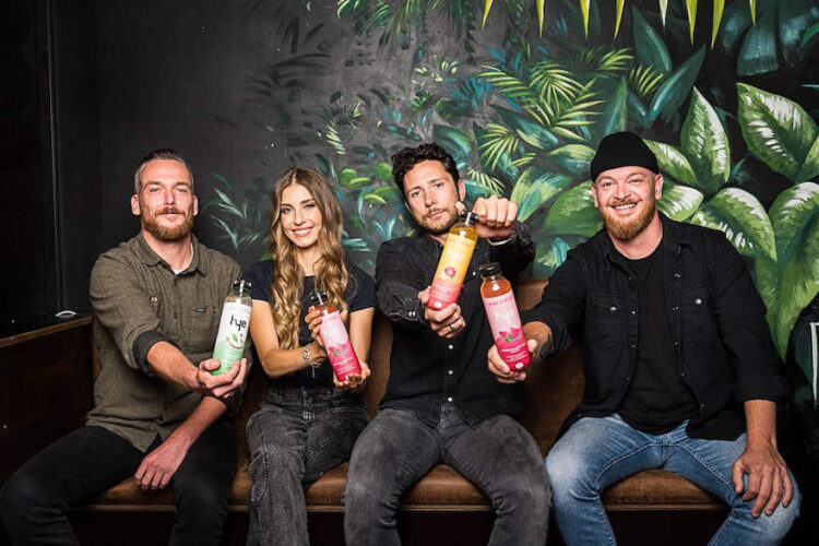 Die Hye-Gründer Cathy Hummels und Andre Klan (2.v.r.) mit den Investoren Daniel (l.) und Denis Gibisch (r.)