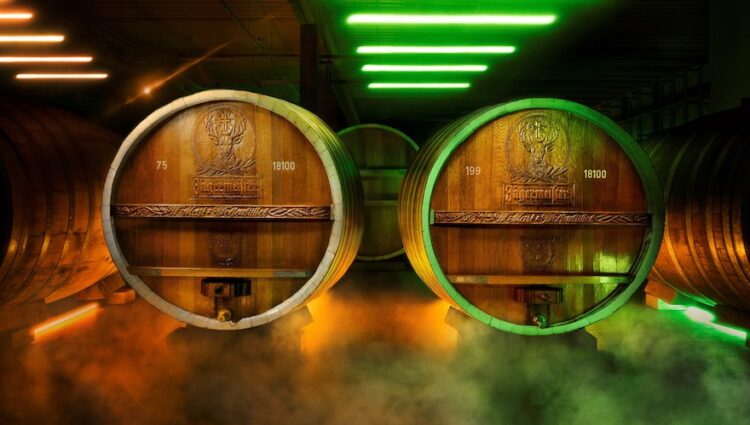 Zwei Fässer im Jägermeister-Fasskeller, farbig beleuchtet