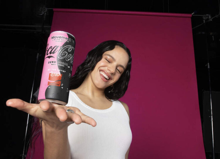 Pop-Ikone Rosalía hält die Limited Edition in der Hand.