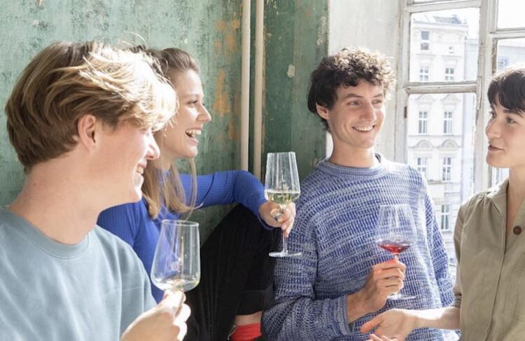 Junge Leute beim Weintrinken