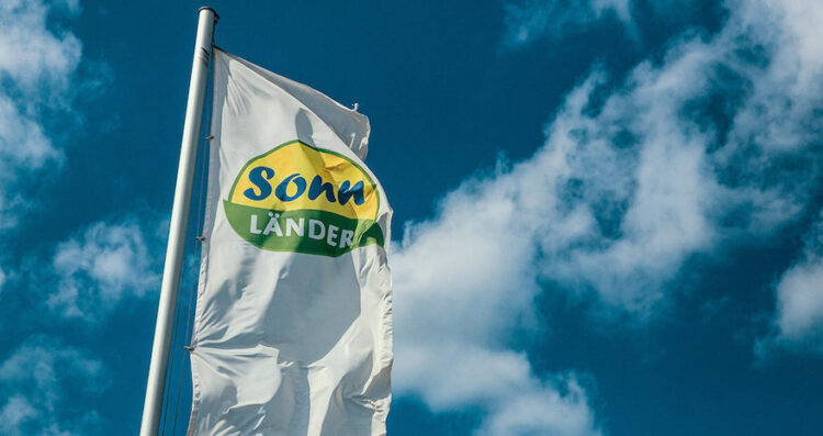 Sonnländer-Fahne vor blauem Himmel