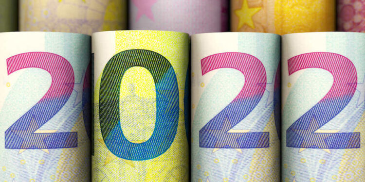 gerollte Euro-Scheine, deren Zahlen "2022" zeigen