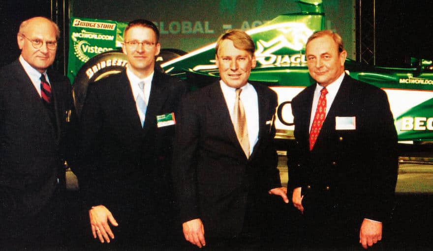 Gasgeben in der Formel 1 – im Jahr 2000 war die Welt von Beck’s noch in Ordnung: Beck’s-Chef Dieter Ammer mit Brand-Director Andreas Hilger, Marketing- und Vertriebsgeschäftsführer Götz-Michael Müller und Verkaufsdirektor Rolf Hausmann (v. l.).