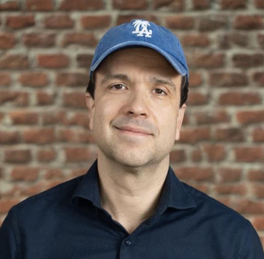 Holger Mannweiler (47) ist Diplom Physiker, M.B.A., früherer McKinsey-Berater und Serial Entrepreneur mit über 15 Gründungen in den Bereichen IT, High-Tech und Kosmetik in Deutschland und den USA. Er ist auch Mit-Gründer und CEO der Metabrew Society.