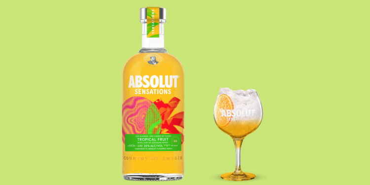 Eine Flasche Absolut Sensations und ein Longdrinkglas