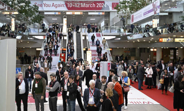 Menschen strömen in die Messehallen