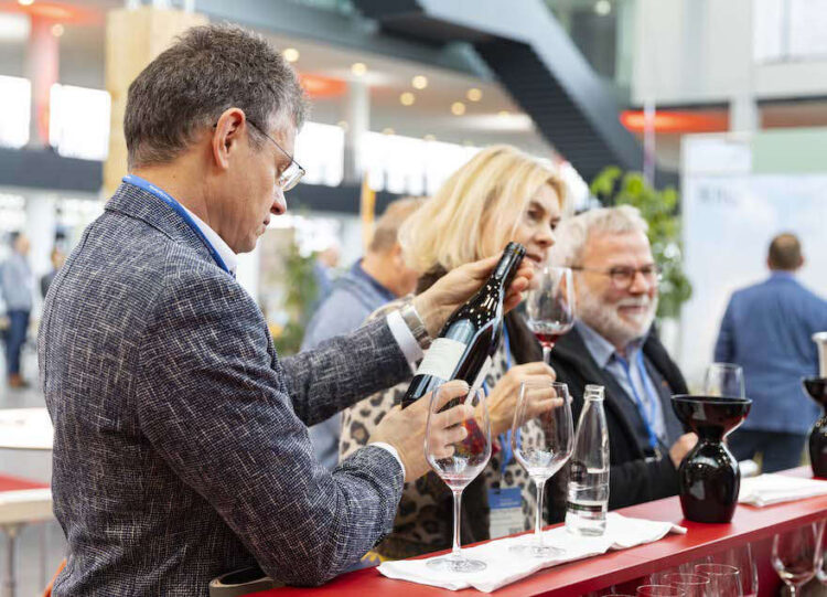 Fachbesucher an einem Messestand