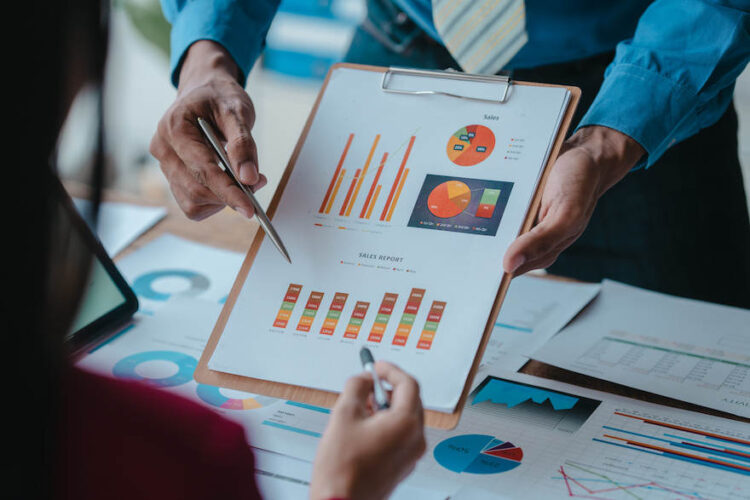 Zwei Personen betrachten ein Chart aus einer Bilanz