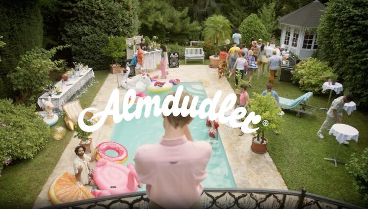 Screenshot aus dem Almdudler-Werbespot/Gäste verlassen eine Party
