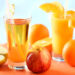 Gläser mit Apfel- und Orangensaft