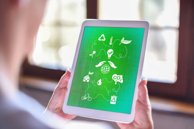 Tablet-Bildschirm mit Symbolen der Nachhaltigkeit