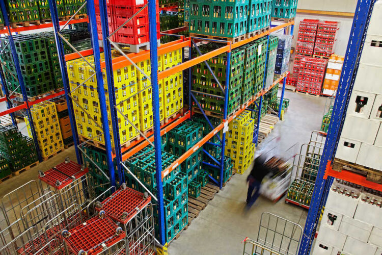 Getränkekisten im Hochregallager