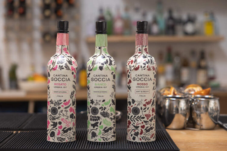 Drei Papierweinflaschen von Cantina Goccia