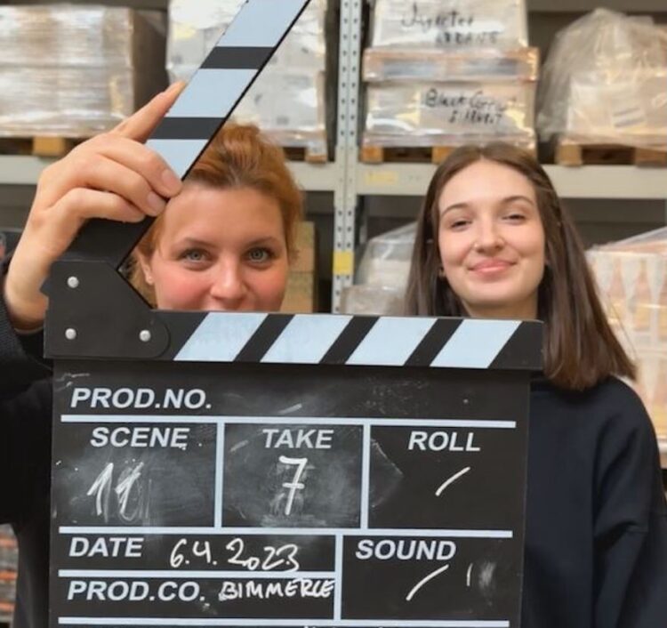 Ann-Kathrin Metzner und Jasmin Nastase an der Regie-Klappe