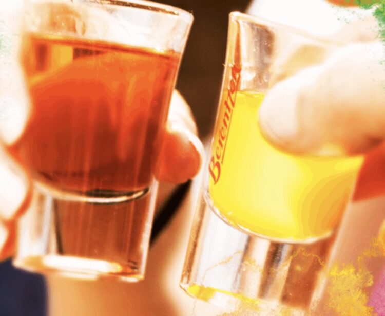 Anstoßen mit Berentzen in Schnapsgläschen