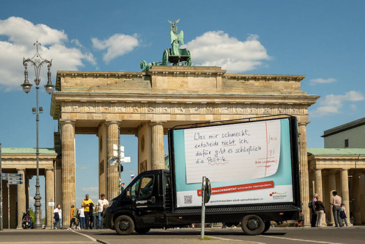 Lkw mit Protest-Plakat vor dem Brandenburger Tor