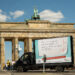 Lkw mit Protest-Plakat vor dem Brandenburger Tor