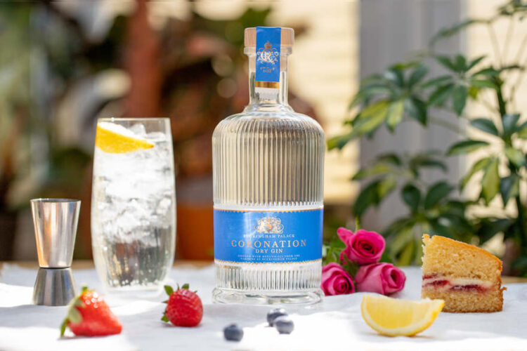 Stillleben mit einer Flasche Buckingham Palace Coronation Gin