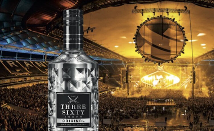 Three-Sixty-Flasche vor Festival-Kulisse