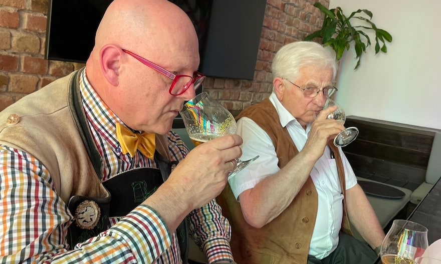 "Bierpapst" Conrad Seidl (links) und Clausthaler-Erfinder und ehemaliger Binding-Vorstand Dr. Christian Zürcher beim der Bierprobe.