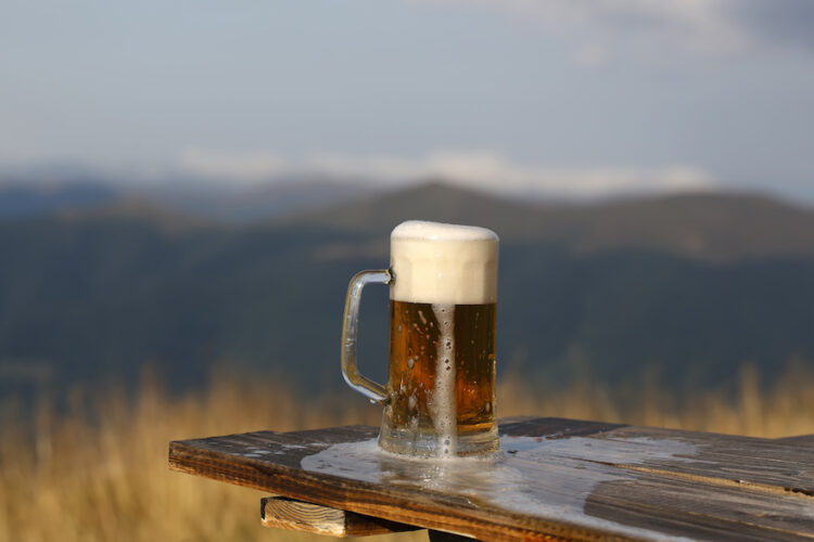 Bierglas vor grauem Himmel