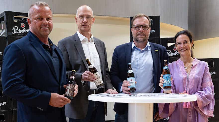 Paderborner Technikchef Bernd Becker, Marketingmanager Peter Böhling, Jens Hoffmann, Technikchef der Haus Cramer Gruppe, und Warsteiner-Sprecherin Simone Lápossy.