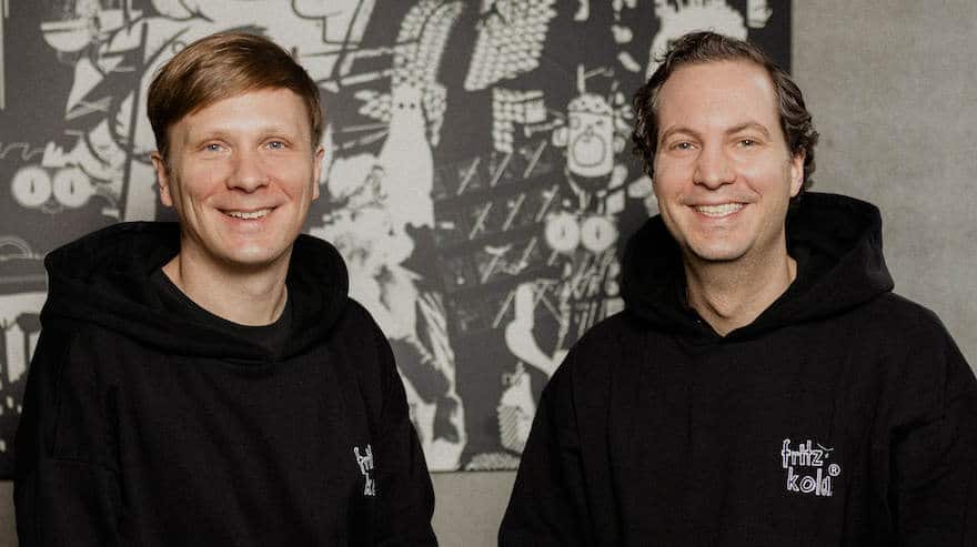 Fritz-Kola-Gründer und Geschäftsführer Mirco Wolf Wiegert (links), und Geschäftsführer Florian Weins
