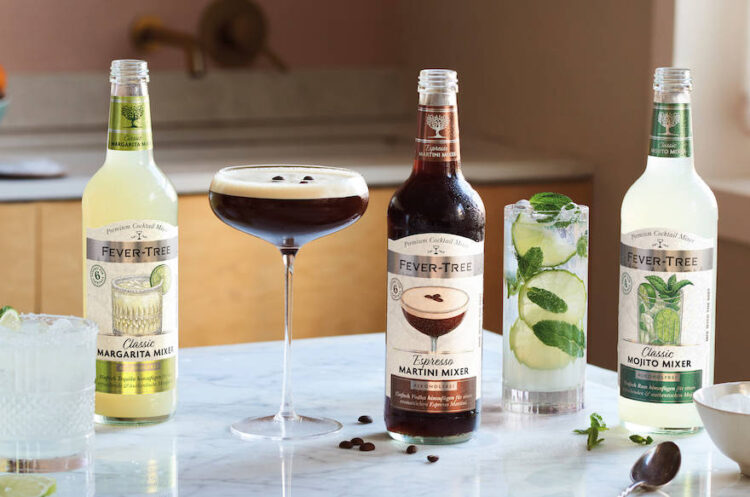 Flaschen der neuen Produkte auf Küchentisch