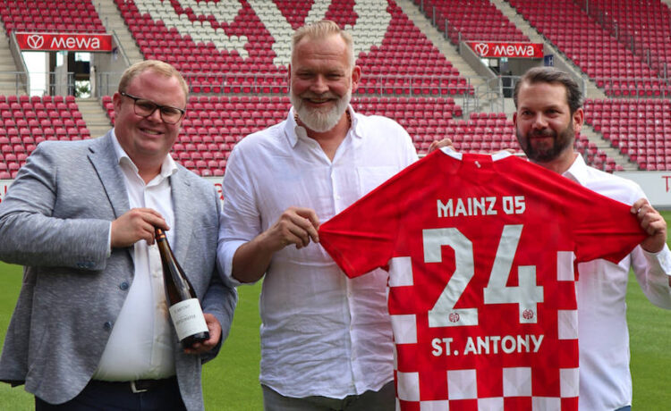 David Schössler (Direktor Vermarktung & Partnermanagement bei Mainz 05), Dirk Würtz (Geschäftsführer St. Antony), und Dennis Elger (Associate Director bei Infront Germany) (v.l.n.r.)