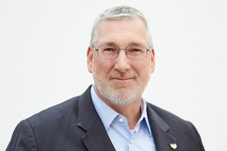 Dr. Mike Eberle geht von Bord