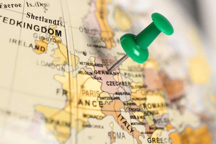 Ausschnitt aus Globus mit grünem Pin auf Deutschland