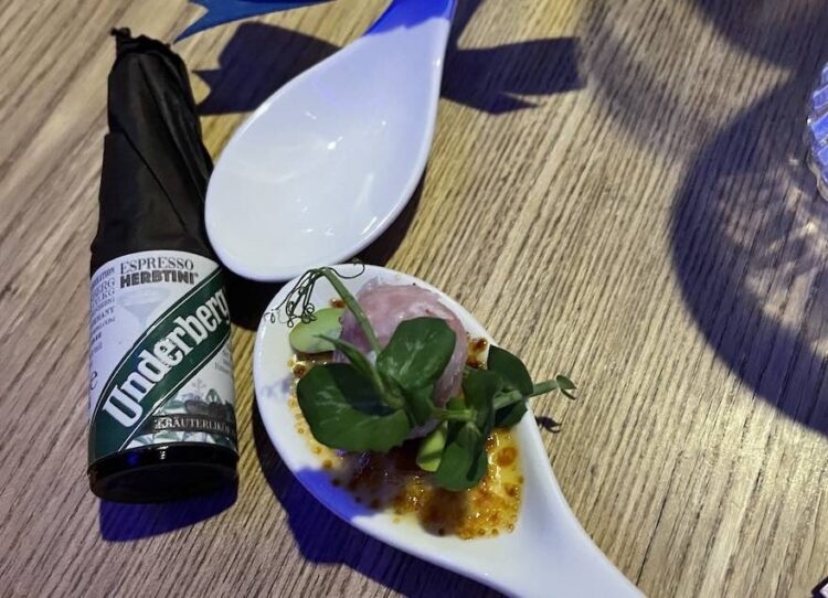 Kleiner Löffel, kleine Flasche