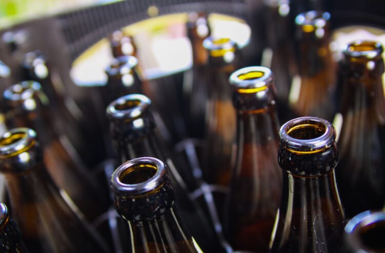 Kiste mit leeren Bierflaschen