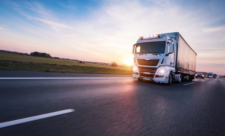 Foto von Lkw auf Autobahn