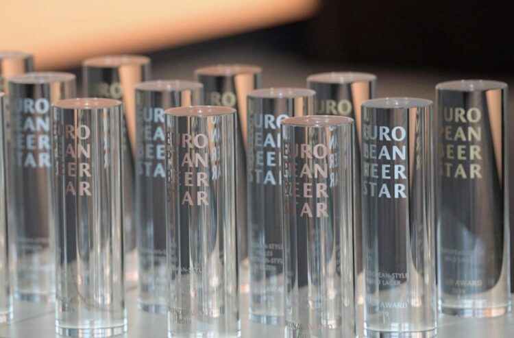 Die Awards stehen auf einem Tisch zur Verleihung bereit.