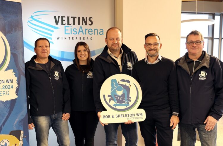 Gruppenfoto Michael Wenzl, Luisa Mette, beide Sportzentrum Winterberg, Stephan Pieper, Geschäftsführer der Sportzentrum Winterberg Hochsauerland GmbH, Michael Mailänder, Leiter Sponsoring/Eventmanagement der Brauerei Veltins, Werner Adam, Sportzentrum Winterberg