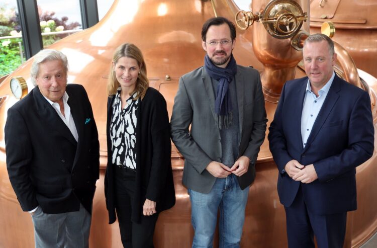 Foto von Veltins-Generalbevollmächtigter Michael Huber, DBB-Geschäftsführerin Julia Busse, SPD-Bundestagsabgeordneter und -Fraktionsvize Dirk Wiese und Veltins-Geschäftsführer Peter Peschmann