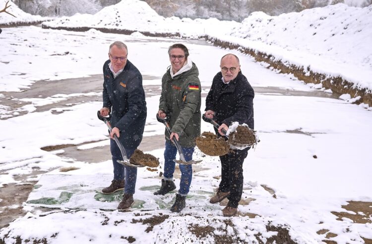 Beim Spatenstich (von links): Vorstand Christopher Ratsch, Mehrheitsgesellschafter Florian Rehm und Roland Dantz (Oberbürgermeister der Stadt Kamenz)