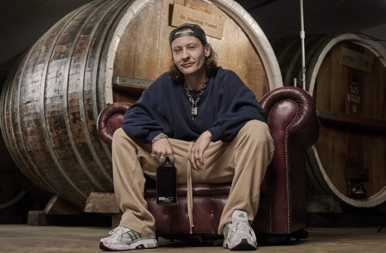 Mago Dovjenco vor einem Jägermeister-Fass