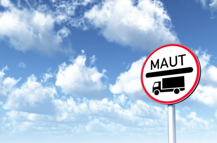 Verkehrsschild Lkw-Maut vor blauem Himmel mit Wolken