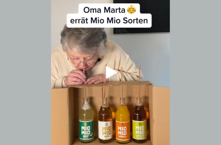 Ältere Dame probiert Limonaden-Sorten