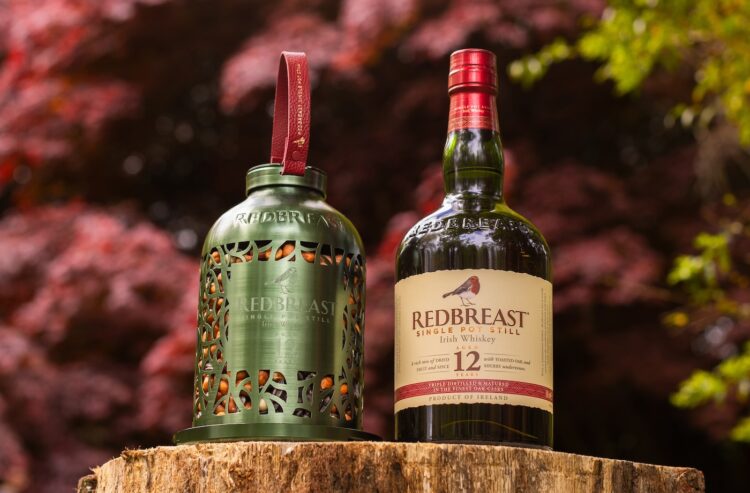Eine Flasche Redbreast mit Geschenkhülle in Form eines Vogelfutterhäuschens