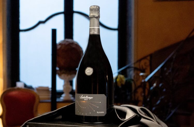 Eine Flasche Ruggeri Laudaltempo vor Schloss-Ambiente