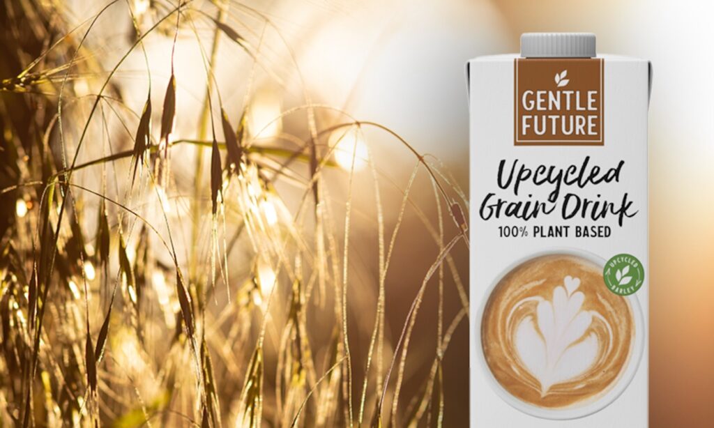 Protein-Drink von Tetra Pak vor Getreidefeld