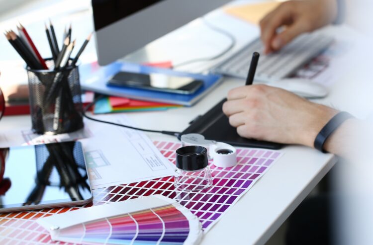 Foto Schreibtisch mit Designer